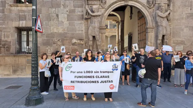 Un grupo de funcionarios de Zaragoza, este jueves, ante la sede del Tribunal Superior de Justicia de Aragón.
