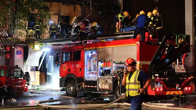 Labores de extinción del fuego en el restaurante Fuyang Barbecue CHINA YINCHUAN RESTAURANT EXPLOSION