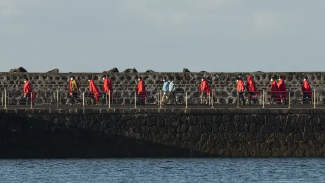 Salvamento Marítimo rescata cerca de Lanzarote a un grupo de migrantes.