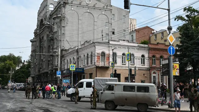 Los combatientes del grupo mercenario privado de Wagner, desplegados en una calle cerca de la sede del Distrito Militar del Sur en la ciudad de Rostov