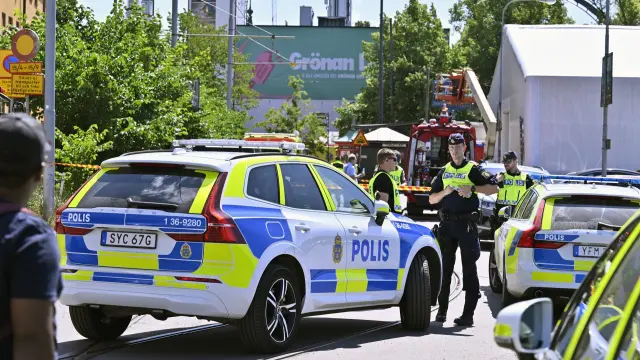 Stockholm (Sweden), 25/06/2023.- Police arrive at the scene after a roller coaster accident at Groena Lund amusement park in Stockholm, Sweden, 25 June 2023. At least one person died in the accident on the Jetline roller coaster. The park was evacuated and cordoned off by police for further investigation. (Suecia, Estocolmo) EFE/EPA/Claudio Bresciani/TT SWEDEN OUT