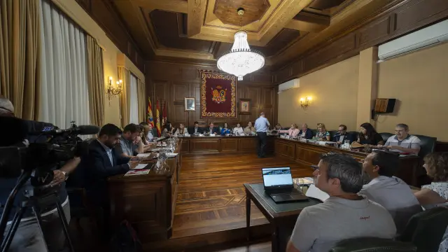 Primera sesión plenaria del Ayuntamiento de Teruel tras su constitución.