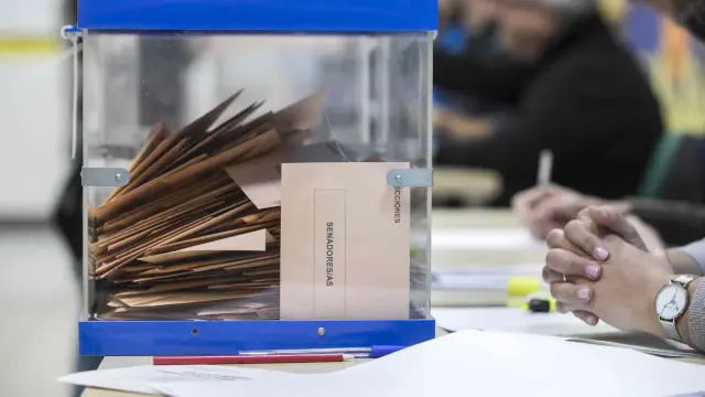 Una urna en una mesa electoral en las pasadas Elecciones Generales