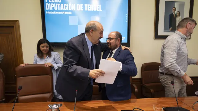 El presidente y vicepresidente de la DPT, Manuel Rando y Alberto Izquierdo, se abrazan en el último pleno.