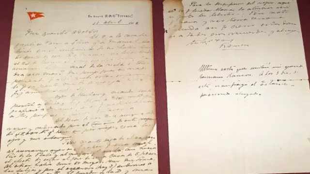 La carta contiene dos folios con una mancha de humedad
