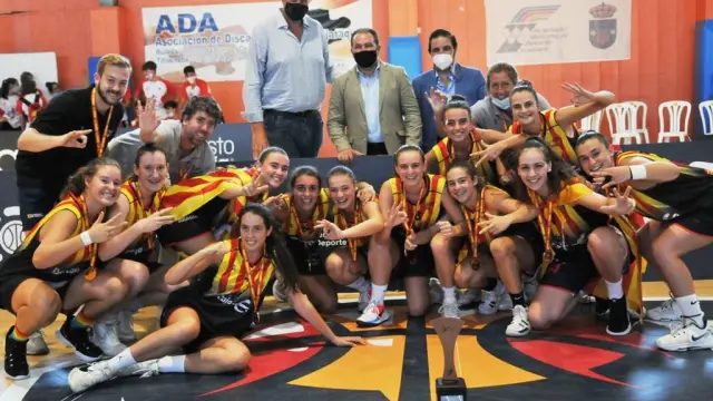 Las jugadoras de la selección aragonesa celebran la tercera posición conseguida en el Campeonato de España autonómico en septiembre de 2021.
