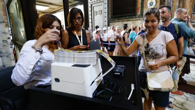 Una turista compra una entrada para visitar el Panteón de Roma, este lunes. ITALY PANTHEON VISITORS FEE