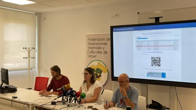 De izquierda a derecha, Javier Carbó, Patricia Blasco y Pepe Polo, al presentar la cuenta para donaciones.