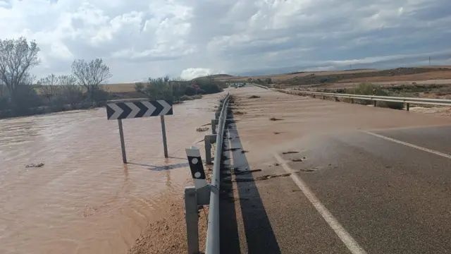 La N-232 cortada por las inundaciones provocadas por la tormenta.