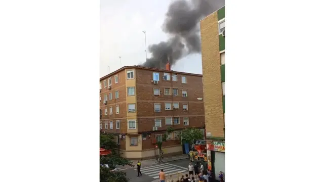 Los bomberos de Zaragoza trabajan en un incendio en la calle Batalla de Pavía