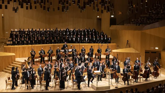 La Orquesta Reino de Aragón y el coro Amici Musicae, en el último concierto que han ofrecido este año en Zaragoza.