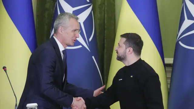Stoltenberg, secretario general de la OTAN, junto a Zelenski, presidente de Ucrania.