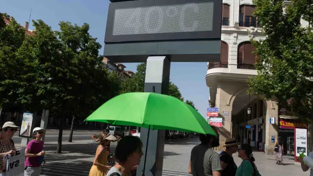 Un termómetro a 40 grados en un día de ola de calor en Zaragoza