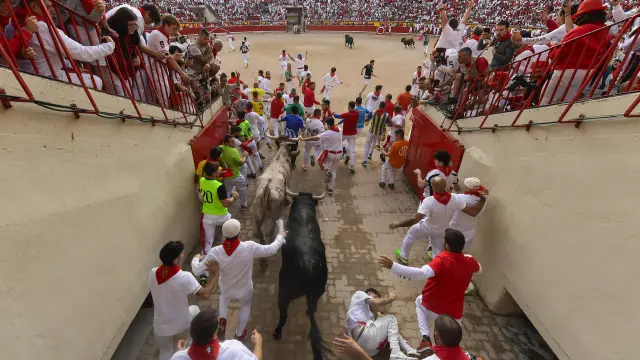 Jandilla's fighting bull run among revelers during the sixth day of the running of the bulls during the San Fermín fiestas in Pamplona, Spain, Wednesday, July 12, 2023. (AP Photo/Alvaro Barrientos)