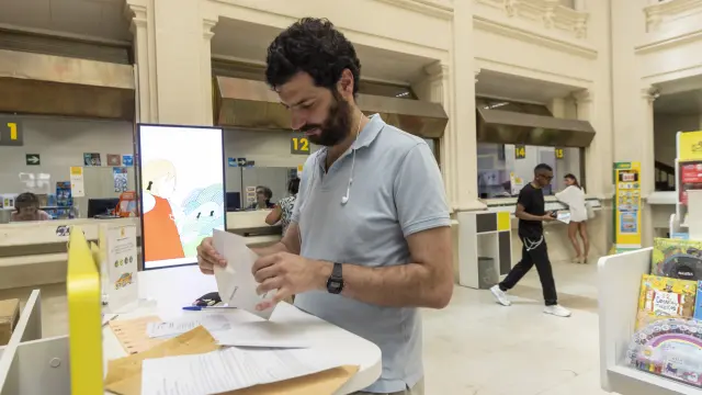 Álvaro Lobo mientras introduce su voto en el sobre correspondiente.