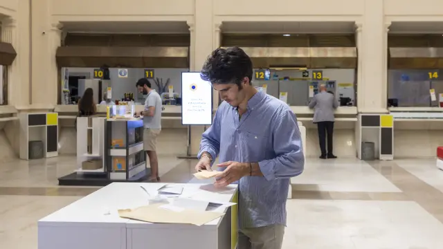 Solicitud de voto en la sede de Correos en Zaragoza