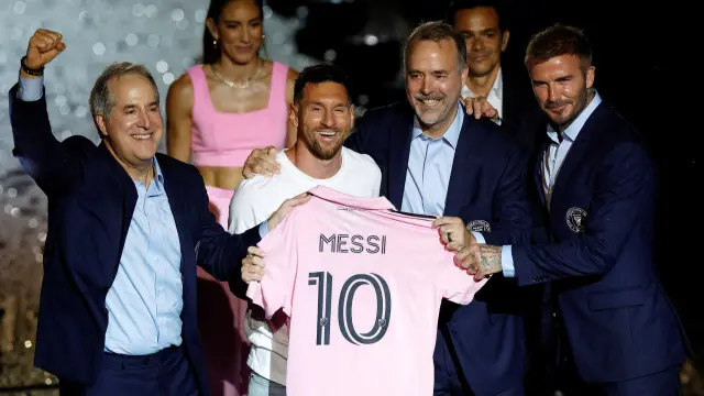 Soccer Football - Inter Miami CF unveil Lionel Messi - DRV PNK Stadium, Fort Lauderdale, Florida, United States - July 16, 2023 New Inter Miami signing Lionel Messi poses with a club shirt with owners Jorge Mas, Jose R. Mas and David Beckham during the unveiling REUTERS/Marco Bello TPX IMAGES OF THE DAY
