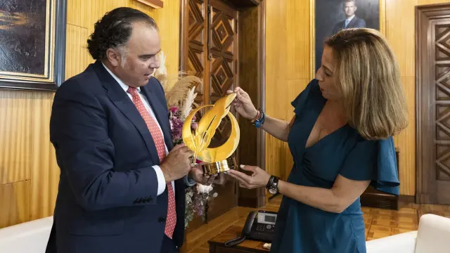 Fernando de Yarza López-Madrazo entrega a Natalia Chueca el Golden Pen de la prensa mundial.