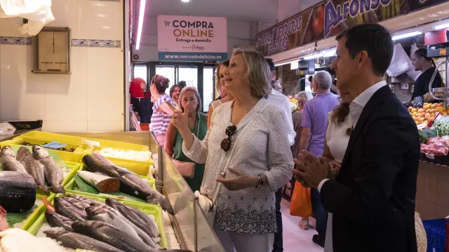Pedro Navarro y Luisa Fernanda Rudi, candidatos del PP, en el mercado de Delicias
