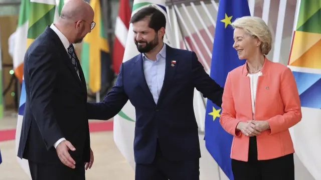 European Council President Charles Michel, left, and European Commission President Ursula von der Leyen, right, welcome Chile's President Gabriel Boric to a round table meeting at the third EU-CELAC summit that brings together leaders of the EU and the Community of Latin American and Caribbean States in Brussels, Belgium, Monday, July 17, 2023. (AP Photo/Francois Walschaerts)