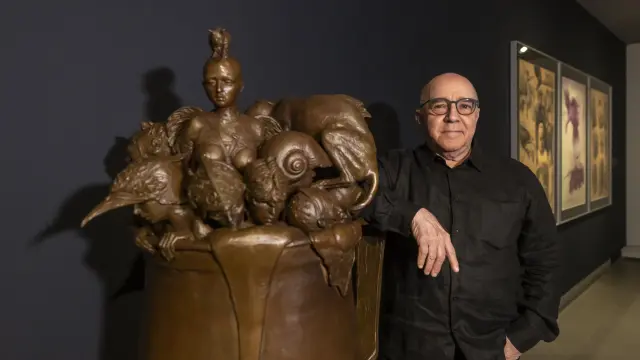 Roberto Fabelo, junto a una de las esculturas de su exposición en el Museo Goya.