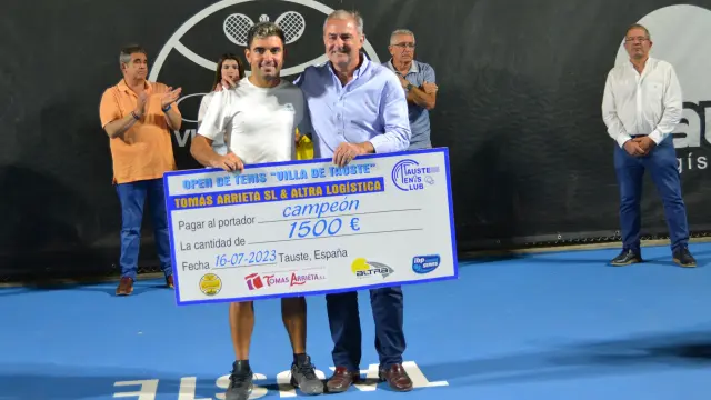 Julio César revalida su título de campeón en el XXXVII Open de tenis Villa de Tauste