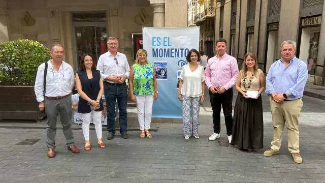 Los candidatos al Congreso y el Senado por Teruel, en la plaza del Torico.