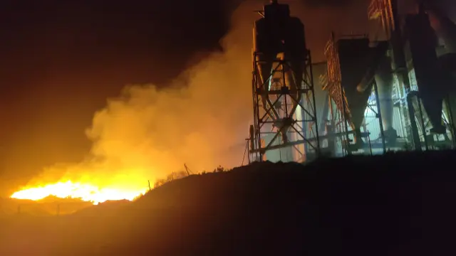 Una tormenta seca provoca un grave incendio en el secadero de cereales Santiago de Grañén.