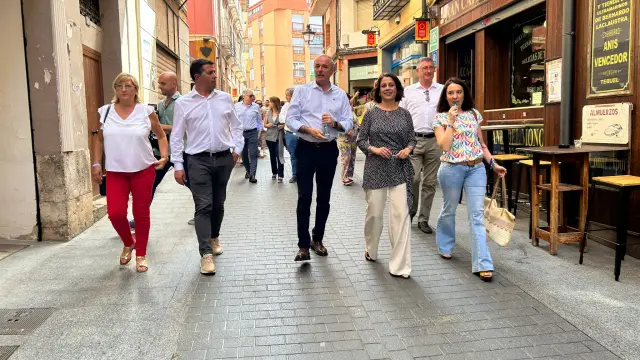Jorge Azcón, en el centro, con los candidatos al Congreso y el Senado por Teruel, en la calle del Toral.