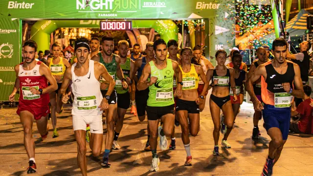 Primera edición de la Binter Night Run Zaragoza. En el centro, el atleta zaragozano Jesús Olmos.