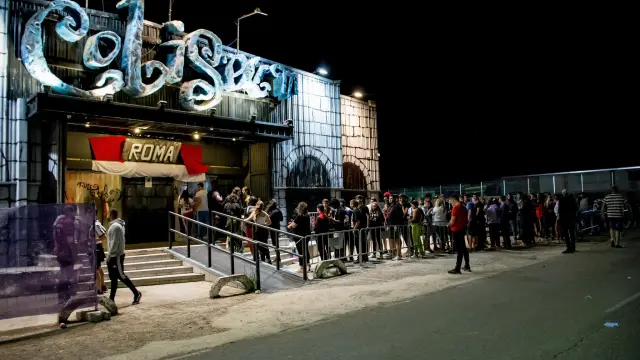 Público en la fila de entrada a la discoteca Coliseum de Almudévar.