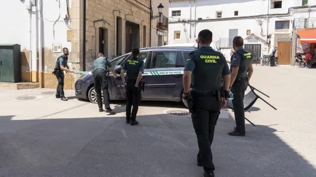 Agentes de la Guardia Civil acordonan el coche de uno de los heridos en Castellote.