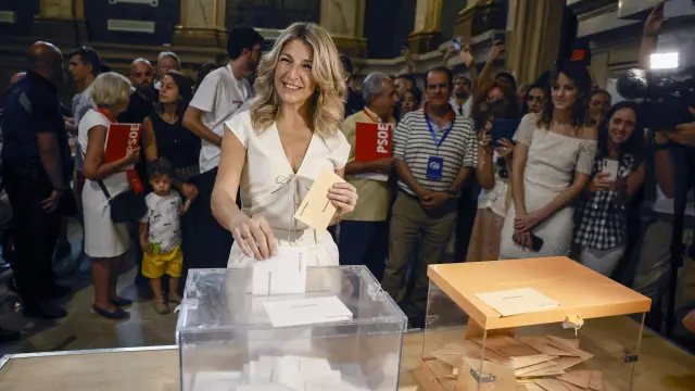 La líder de la coalición Sumar, Yolanda Díaz, ejerce su derecho al voto para las elecciones generales en la Escuela Técnica Superior de Ingenieros de Minas de Madrid.