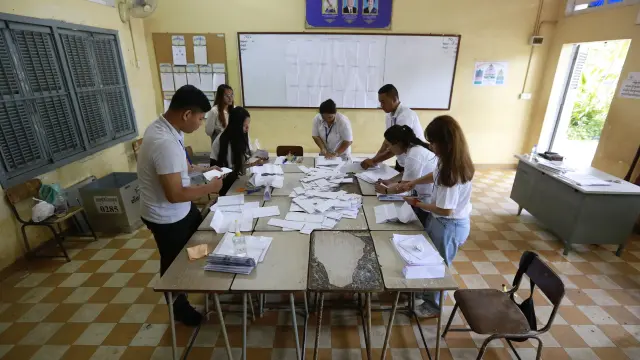 Phnom Penh (Cambodia), 22/07/2023.- Cambodian National Election Committee officials counting ballots after the end of the voting at a polling station in Phnom Penh, Cambodia, 23 July 2023. Cambodia's seventh national assembly elections were held on 23 July 2023. (Elecciones, Camboya) EFE/EPA/KITH SEREY