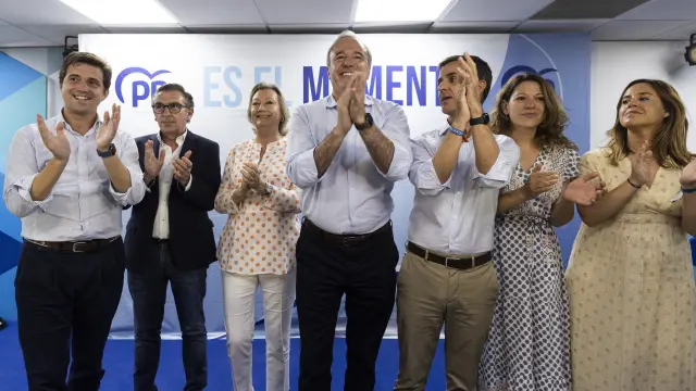El líder autonómico del PP, Jorge Azcón, y el presidente provincial, Ramón Celma, con los diputados y senadores electos por Zaragoza, este domingo por la noche.