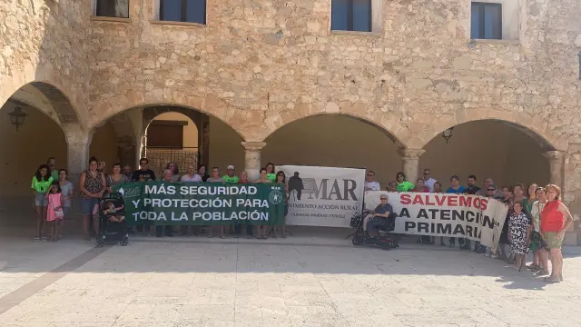 La práctica totalidad de los vecinos de Hinojosa de Jarque se han manifestado en la plaza de la localidad para pedir más médicos, agentes de la Guardia Civil, líneas de transporte y entidades bancarias.