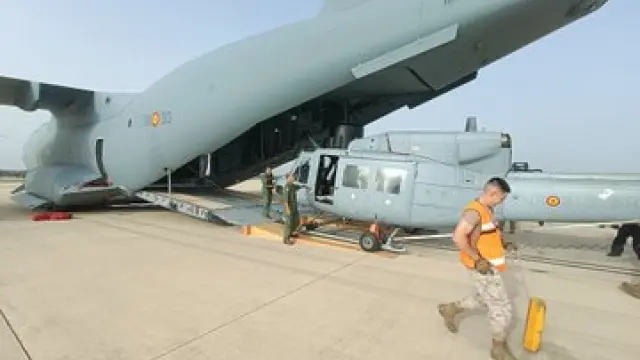 El avión de transporte A400m de la base de Zaragoza carga un helicóptero para trasladarlo a Yibuti.