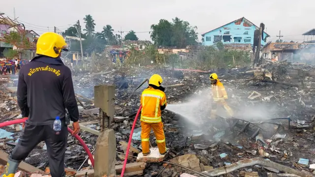 Sungai Kolok (Thailand), 29/07/2023.- A handout photo made available by Pasemas rescue group shows Thai firefighters extinguishing a fire after an explosion at a firework warehouse in Sungai Kolok district, Narathiwat province, southern Thailand, 29 July 2023. According to the police, at least nine people were killed and more than a hundred injured in an explosion at a firework warehouse that damaged 150 houses in the area. The explosion is believed to have been caused by welding during construction work. (Tailandia) EFE/EPA/PASEMAS RESCUE GROUP HANDOUT HANDOUT EDITORIAL USE ONLY/NO SALES