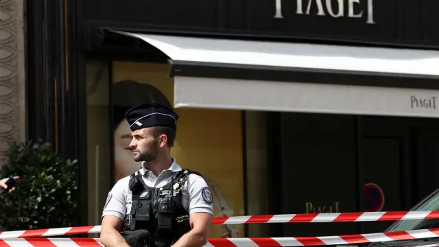 Policía francesa frente a la joyería robada en París.