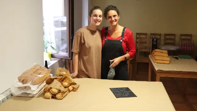 Dos voluntarias, en el comedor del albergue L’Almada de Yebra.