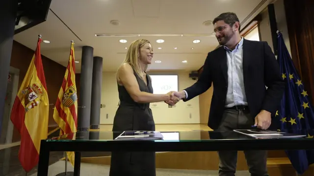 Firma del acuerdo PP-Vox para gobernar en Aragón