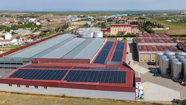 Ilustración de la instalación de placas solares en Bodegas San Valero.