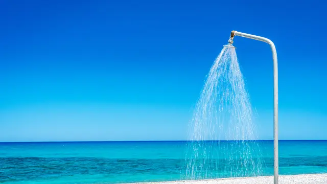 Una ducha en la playa, en una imagen de archivo.
