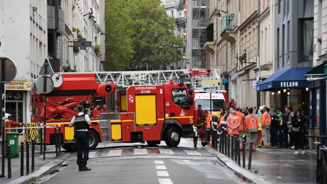 Un coche de bomberos estacionado en la rue de Nord de París, donde ha tenido lugar la explosión