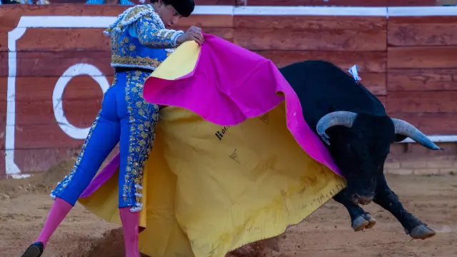 El torero peruano Roca Rey durante una pasada faena en la plaza de toros de Huelva.
