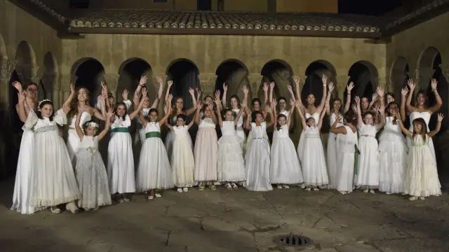 Huesca encumbra a las 28 nuevas mairalesas en otra noche para el recuerdo.
