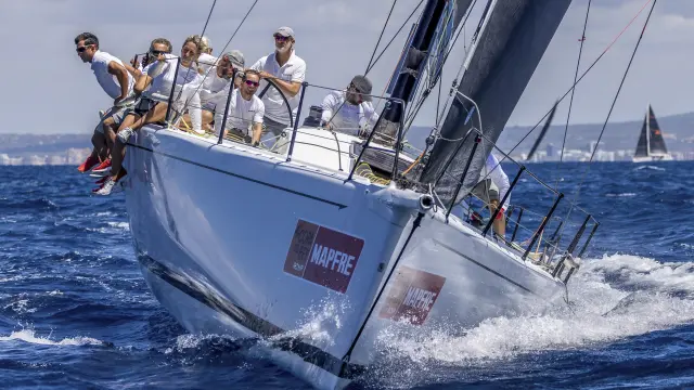 La embarcación "Aifos" en la que participaba el Rey Felipe VI (2d) se clasificó como subcampeón de clase Majorica ORC 1 durante la última jornada de la 41ª Copa del Rey Mapfre de vela,