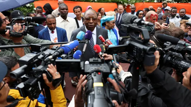 El primer ministro nigeriano Ouhoumoudou Mahamadou comparece ante los medios a las puertas de la embajada en París
