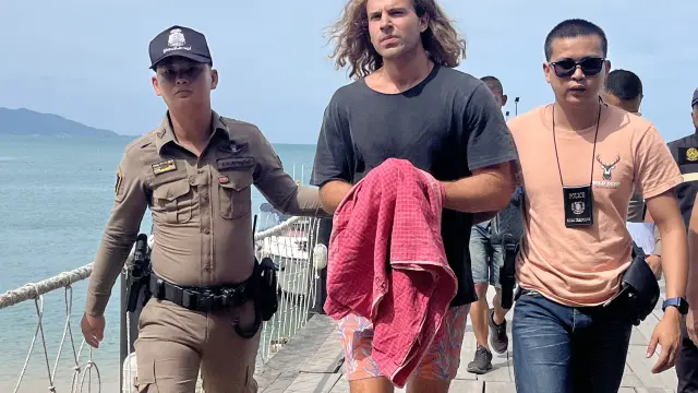 Koh Phangan (Thailand), 07/08/2023.- A Spanish chef alleged murder suspect Daniel Jeronimo Sancho Bronchalo (C) is escorted by Thai police officers as they arrive at a port before going to the court in Koh Samui island, southern Thailand, 07 August 2023. Thai police arrested a 29-year-old Spanish nationality Daniel Jeronimo Sancho Bronchalo accused of killing a Colombian surgeon Edwin Arrieta Arteaga and dismembering his body before dumping some parts in a rubbish dump and other parts including his head in the sea, police said. (España, Tailandia) EFE/EPA/SOMKEAT RUKSAMAN
