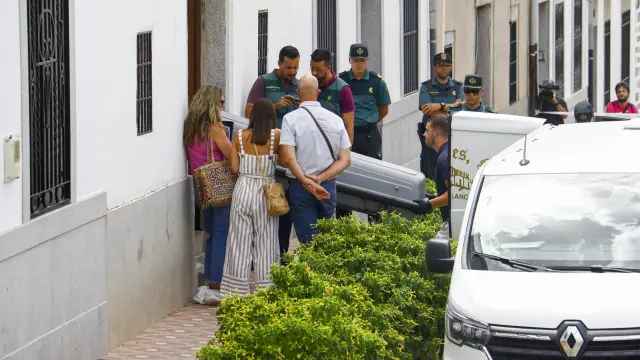Agentes de la Guardia Civil y operarios de la funeraria trasladan los cadáveres de los fallecidos en Pozoblanco